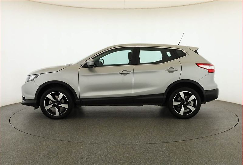 Nissan Qashqai (2016) 1.6 DIG-T, ČR,1.maj - fotka 3 z 17