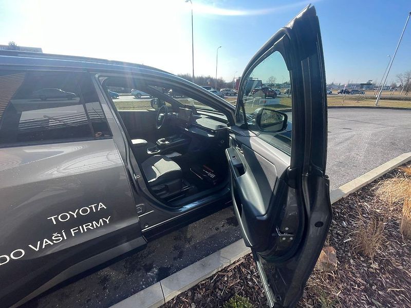 Toyota bZ4X EV FWD 73.1 kWH Style - fotka 30 z 30