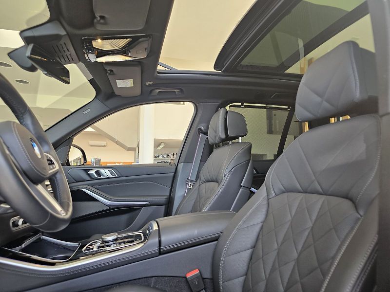 BMW X5 xDrive 30d - fotka 17 z 37