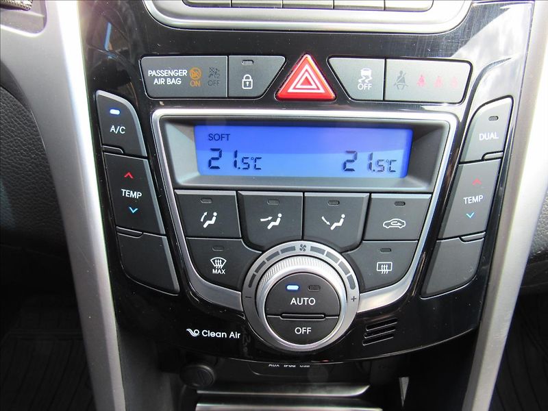 Hyundai i30 1,6 GDI 99kW Automat - fotka 17 z 32