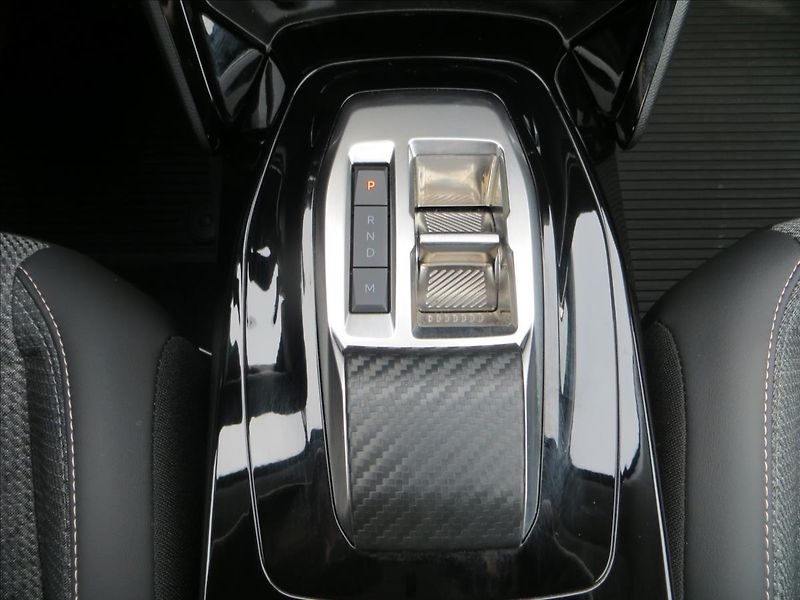 Peugeot 208 1,2 74kW e-DCS6 ALLURE ČR - fotka 14 z 24