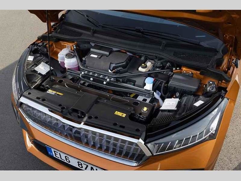Plně elektrické SUV Škoda Enyaq Coupé iV (na snímku) se představilo v roce 2022 a vzbudilo u zákazníků velký zájem. Automobilka zrychluje svoji elektrickou ofenzivu: do roku 2026 představí tři zcela nové elektrické modely a další budou následovat.