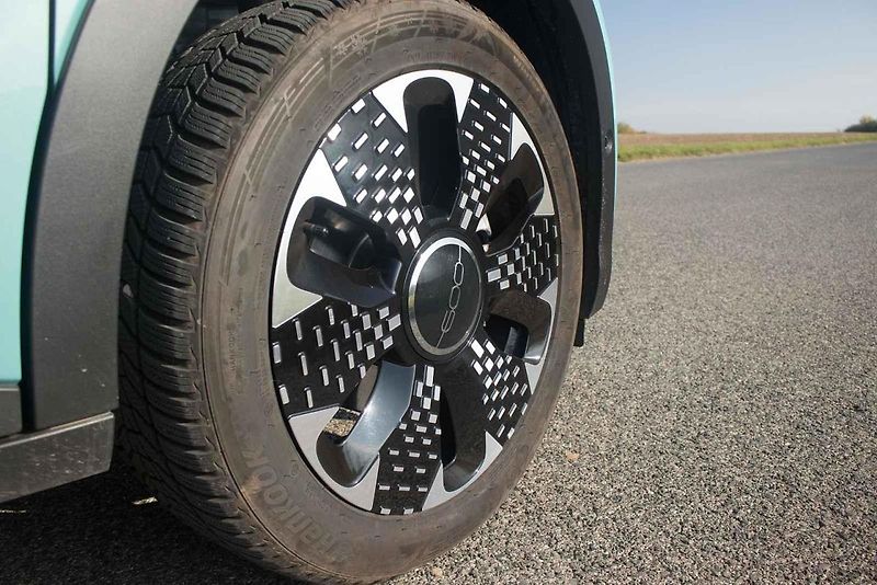 Fiat 600 hybrid potěší prostorností i spotřebou. Zamilujete si ho však hlavně pro jeho originální a sympatický vzhled.