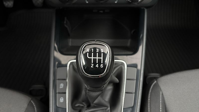 Škoda Fabia 1.0 TSI Ambition - fotka 23 z 24