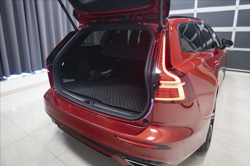 Volvo V60 2,0 D4 R-DESIGN NAVI KAMERA ČR - fotka 38 z 40