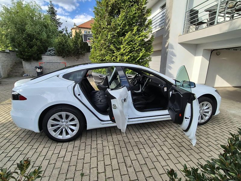 Tesla Model S (2017) 90D AWD Nabíjení zdarma - fotka 14 z 26