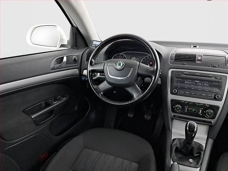 Škoda Octavia (2012) 1.4 TSI, rezervace - fotka 7 z 17