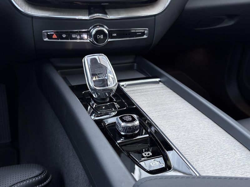 Volvo XC60 T8 AWD ULTRA DARK / B&W VZDUCH - fotka 21 z 57