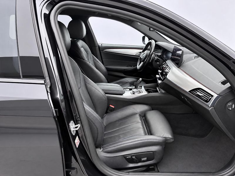 BMW Řada 5 3,0 540i 245kW xDrive DPH - fotka 12 z 34