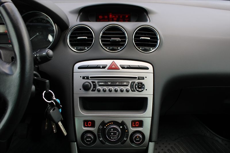 Peugeot 308 1,6 i  NOVÉ V ČR,1.MAJITEL - fotka 14 z 26