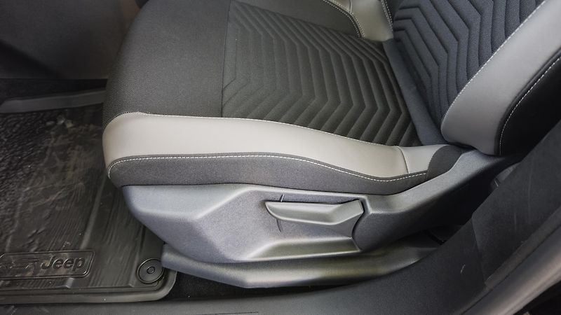 Jeep Compass (2026) Altitude hybrid 145PS automat  - fotka 21 z 42