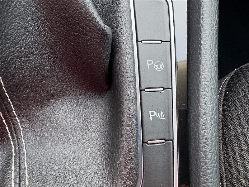 Volkswagen Golf 2,0 TDi 110kW CUP,Navi,Výhřev - fotka 13 z 40