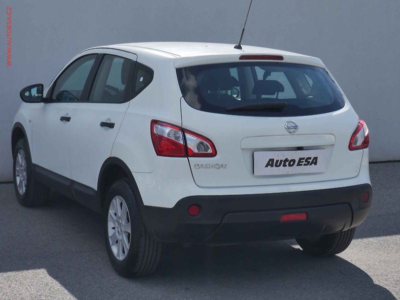 Nissan Qashqai (2011) 1.6, ČR, AC - fotka 6 z 14