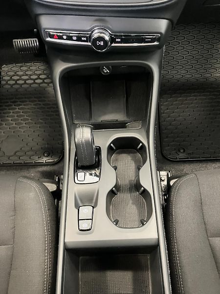 Volvo XC40 T3 FWD Kinetic AT8 - fotka 15 z 36