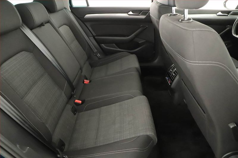 Volkswagen Passat (2019) 2.0 TDI, Automat, Navi - fotka 7 z 17