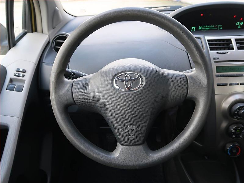 Toyota Yaris (2009) 1.33 Dual VVT-i - fotka 14 z 16