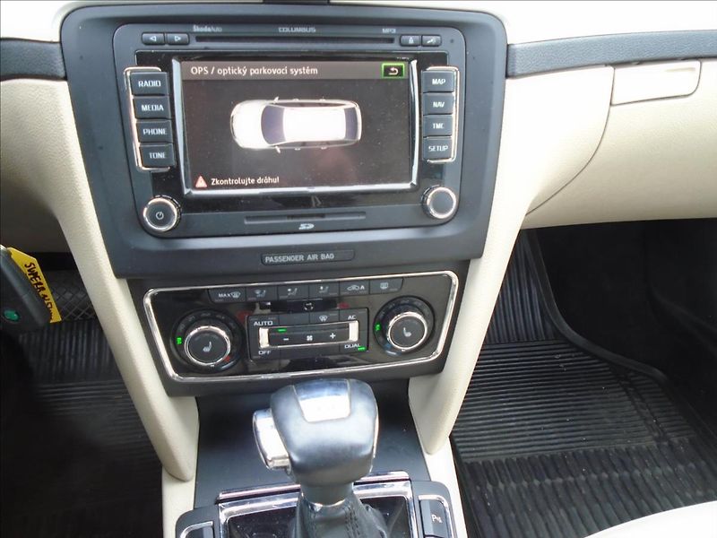 Škoda Superb 2,0   2.0.TDI-CR-125KW - fotka 25 z 28