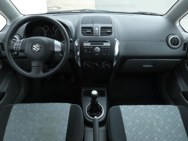 Suzuki SX4 (2013) 1.6 VVT - fotka 17 z 30