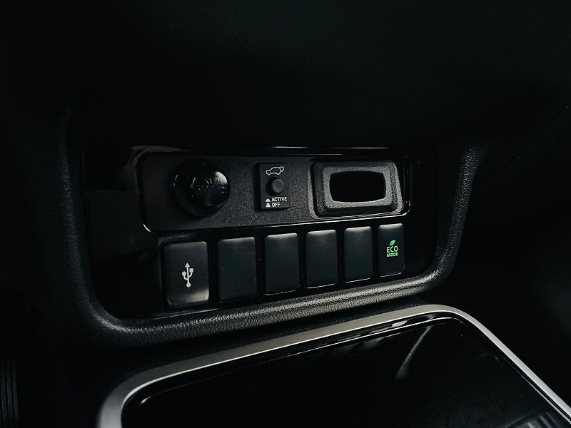 Mitsubishi Outlander 2.4i+HYBRID 4x4 SERVISKA TAŽNÉ - fotka 45 z 53