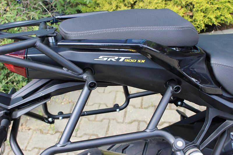 QJ Motor (2026) SRT 900 SX 2026 VČ 3  KUFRŮ SK - fotka 4 z 10