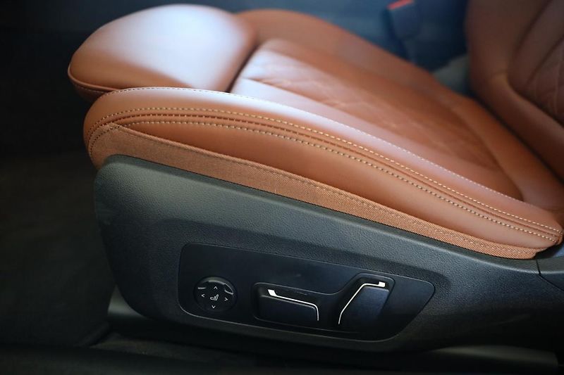 BMW Řada 4 M440i xDrive Convertible - fotka 22 z 27