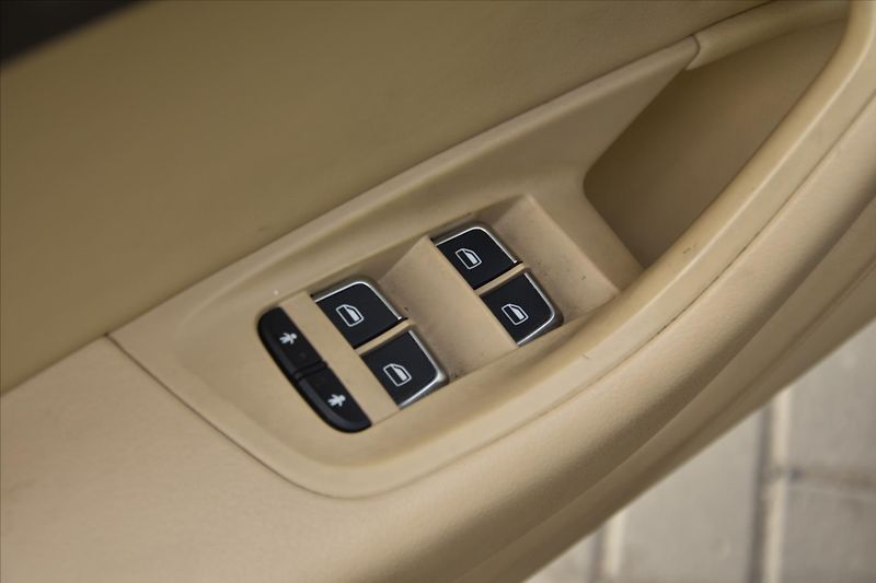Audi A6 3.0TDI 180kW PLNÁ VÝBAVA ČR - fotka 28 z 31