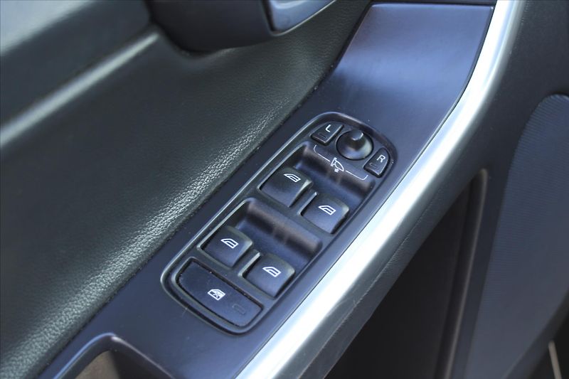 Volvo XC60 2.4D 140kW AWD SERVIS. KN. ČR - fotka 21 z 21