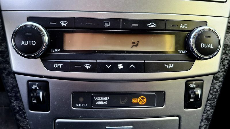 Toyota Avensis 1.8 VVT-I Rezervace - fotka 22 z 30