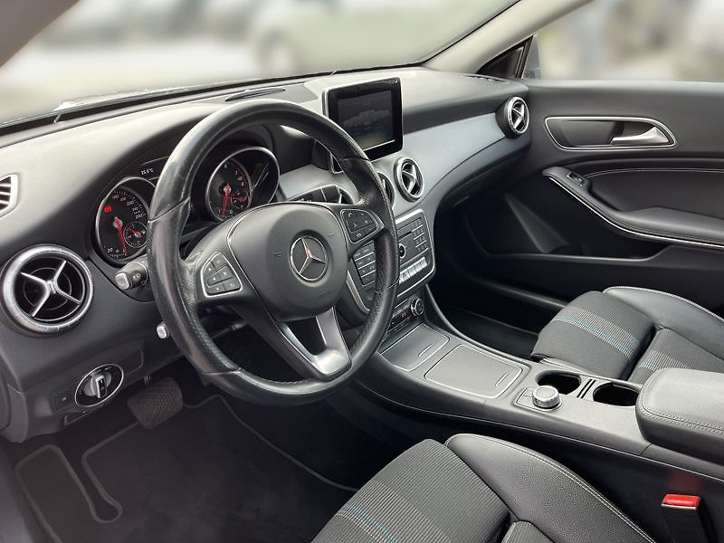 Mercedes-Benz CLA Coupé 180 kupé - fotka 10 z 18