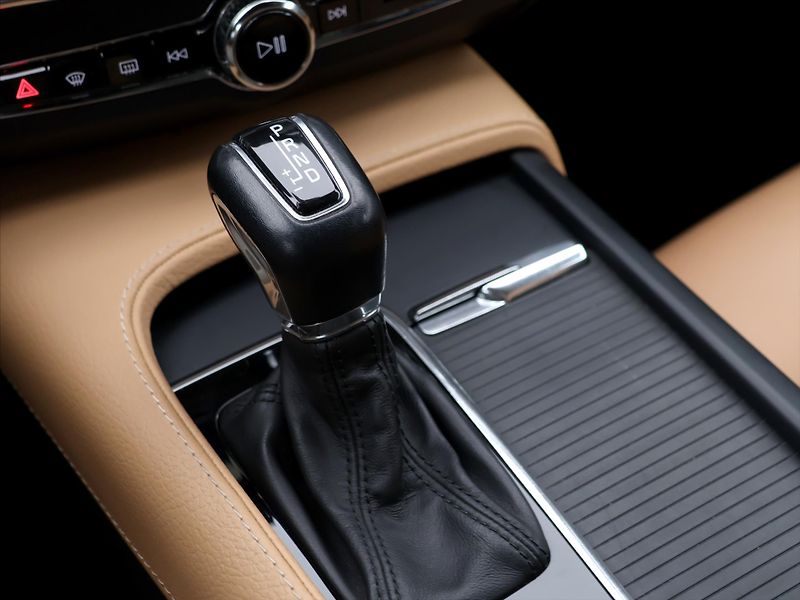 Volvo V90 2.0 D3 110kW Aut. Momentum LED - fotka 28 z 40