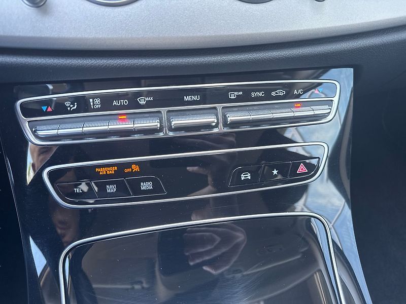 Mercedes-Benz Třídy E AVANTGARDE 220d 4MATIC - fotka 17 z 21