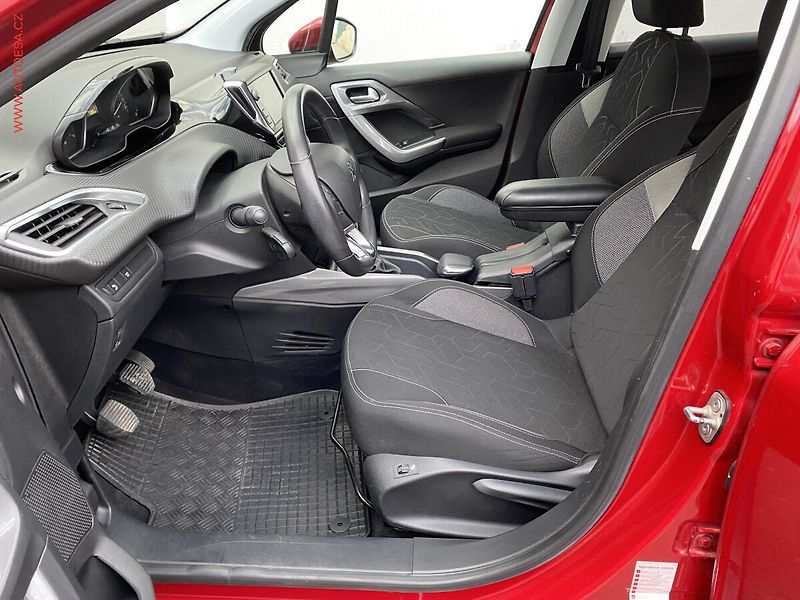 Peugeot 2008 (2018) 1.2 PT, ČR, Allure, park. - fotka 9 z 17