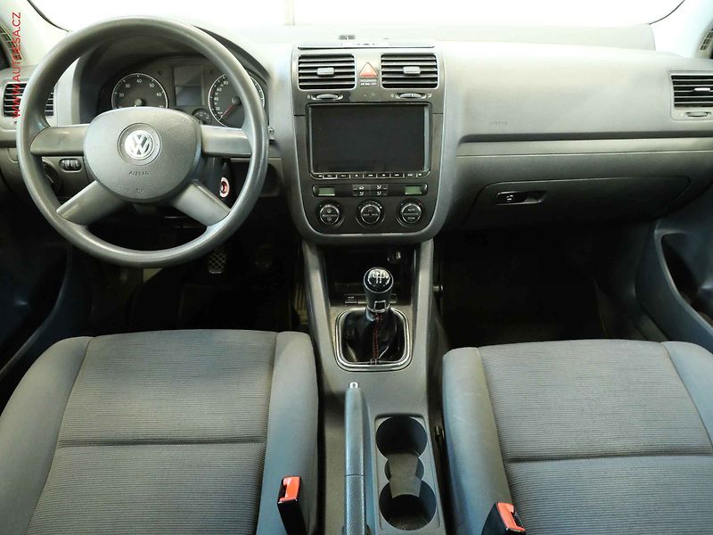 Volkswagen Golf (2004) 1.6i, 2.maj,ČR, AC, STK6/28 - fotka 8 z 17