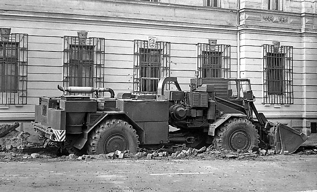 Dozer DOK patřil k unikátním strojům tehdejší československé výroby. Na snímku je stroj zachycený v říjnu roku 1977 při bourání starého Mostu., zdroj: Neznámý autor, repro Deník/Edvard D. Beneš