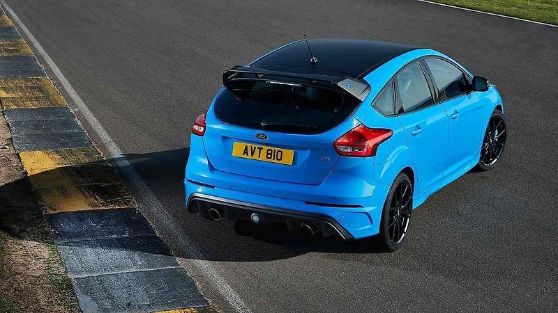 Bíle kouřící Ford Focus RS s vadným těsněním pod hlavou.