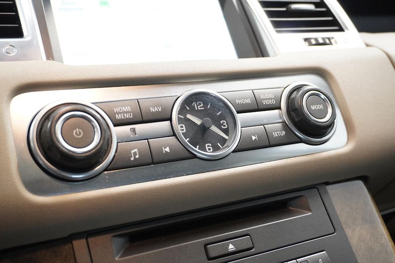 Land Rover Range Rover Sport 3,0 TDV6 4WD AUTOMAT - fotka 21 z 39