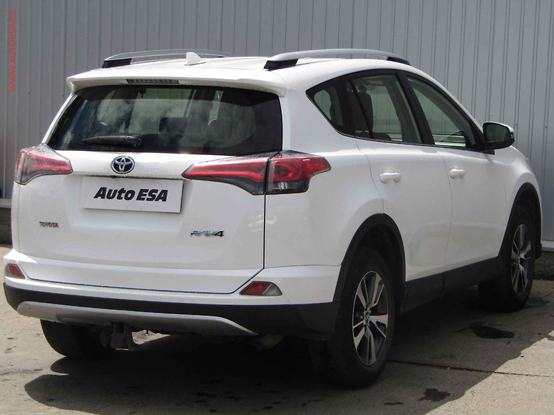 Toyota RAV4 (2016) 2.0 D-4D, TZ, navi, kamera - fotka 4 z 20
