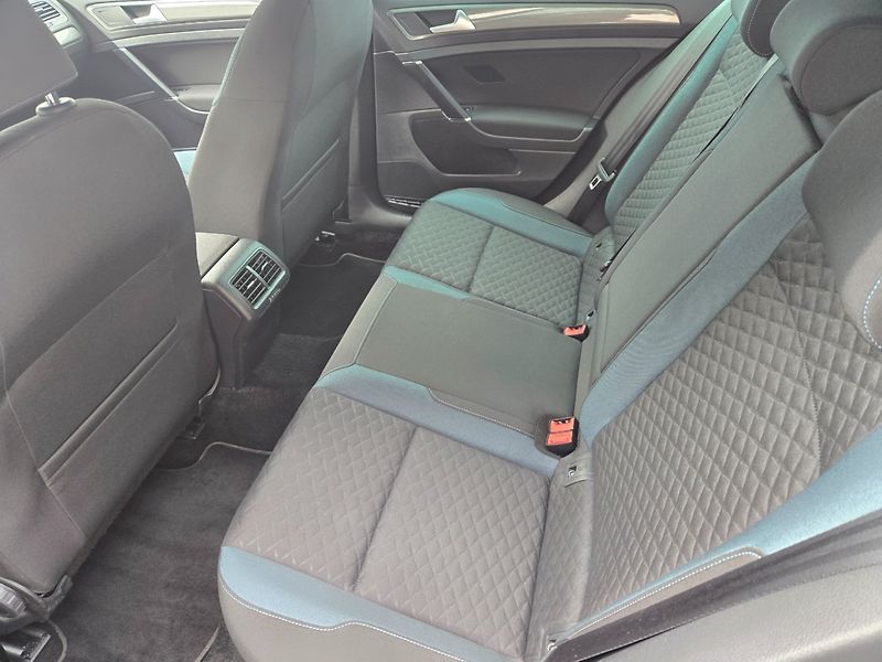 Volkswagen Golf (2019) 1.5 TSI BLUEMOTION,TOP,NAVI - fotka 13 z 28