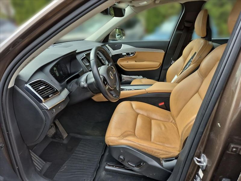 Volvo XC90 2,0 D5 AWD - fotka 7 z 15