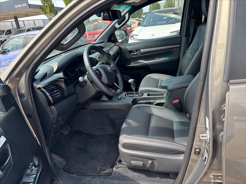 Toyota Hilux 2,8   INVINCIBLE - fotka 7 z 8