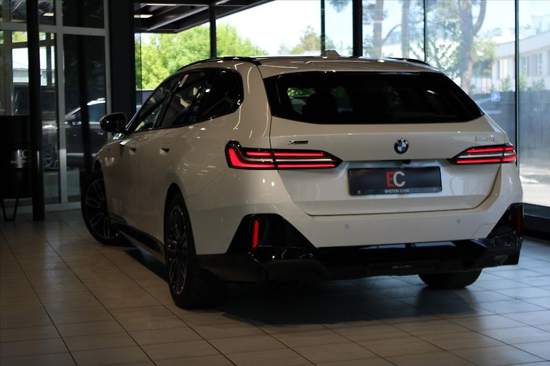 BMW Řada 5 540d xDrive M Sport DAProf/B&W - fotka 31 z 33