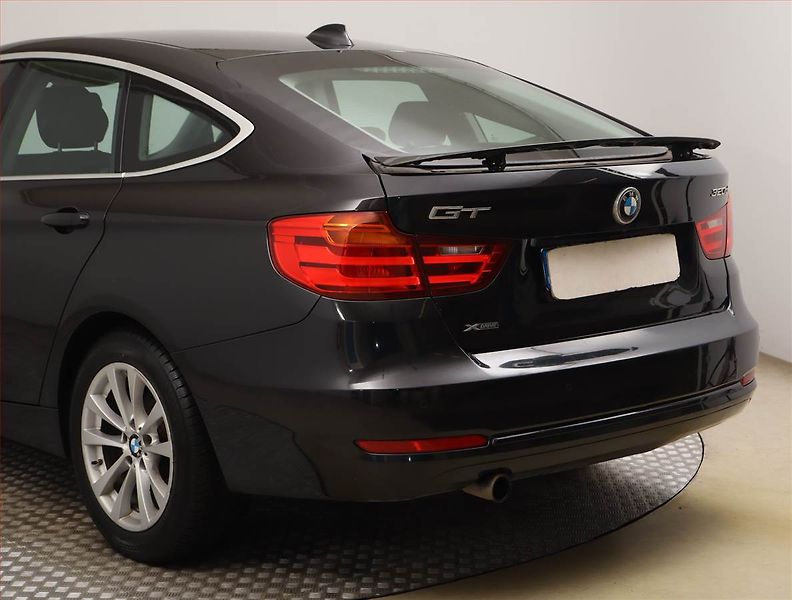 BMW Řada 3 (2015) Sport Line 320d xDrive GT - fotka 23 z 23