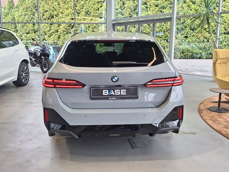 BMW Řada 5 520d xDrive Touring M-Sport - fotka 5 z 34