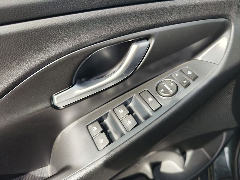 Hyundai i30 1.5 T-GDI/103kW N-Line DCT - fotka 33 z 35
