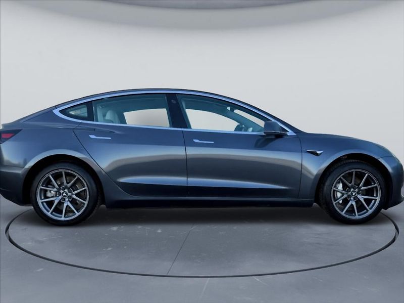 Tesla Model 3 - fotka 4 z 17