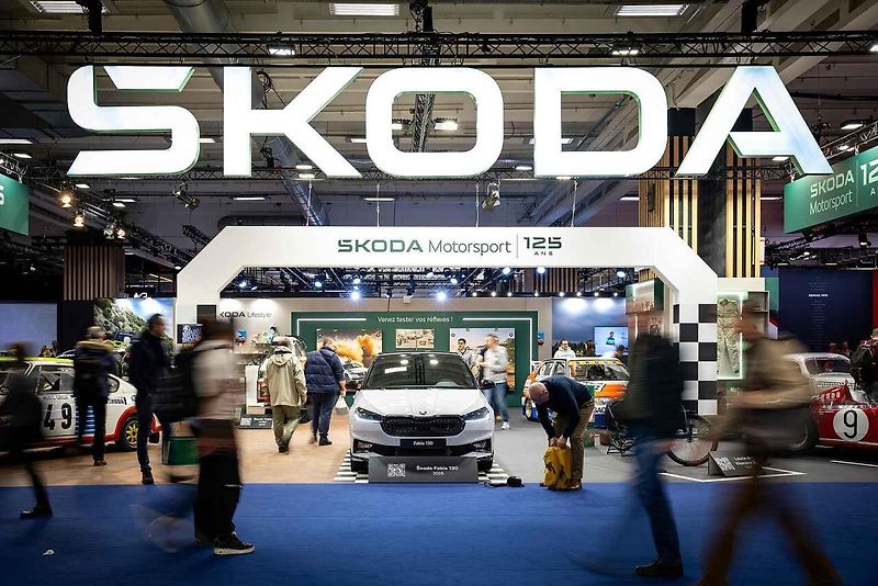 Rychlovlak Bugatti Autorail se těšil zájmu návštěvníků Rétromobile 2026.