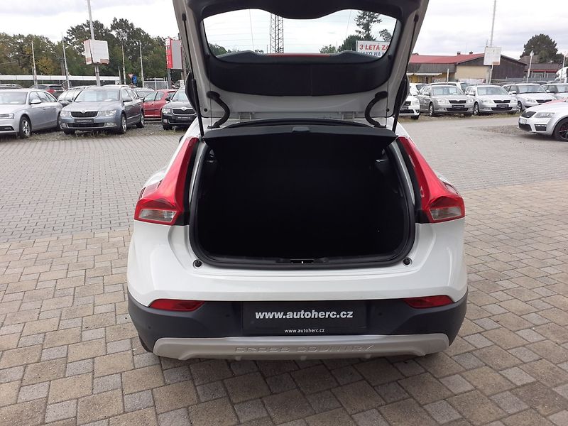 Volvo V40 (2018) 2.0 D CROSS COUNTRY - fotka 21 z 32