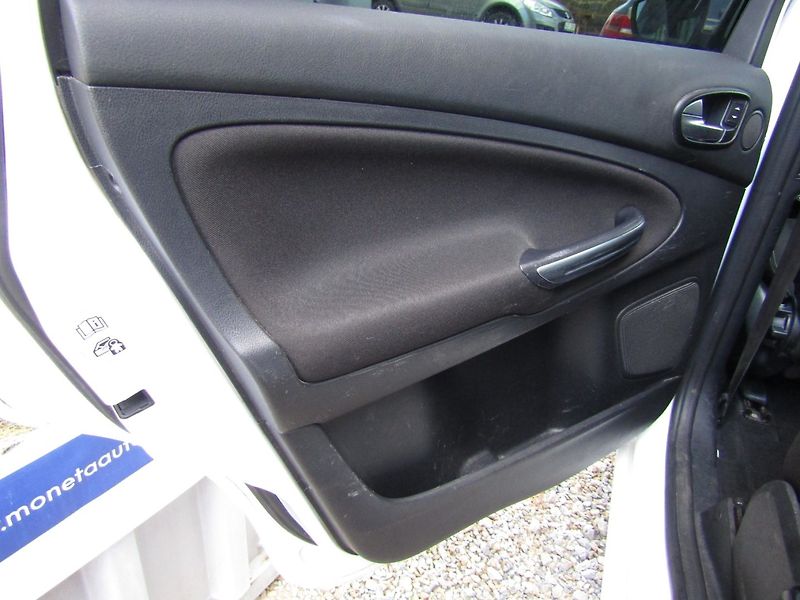 Ford Galaxy (2013) 1.6 TDCi  ZIMNÍ + LETNÍ PNEU - fotka 20 z 34
