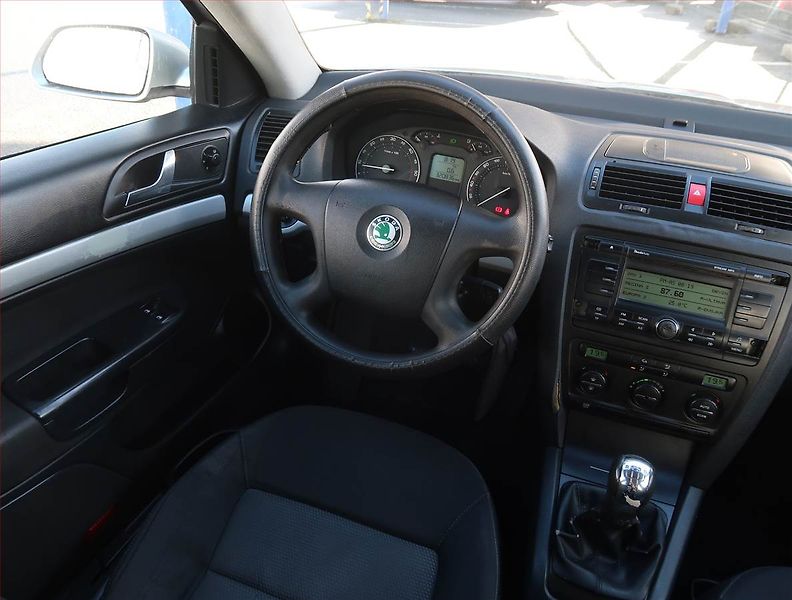 Škoda Octavia (2006) Ambiente 1.9 TDI, Serv.kniha - fotka 7 z 16