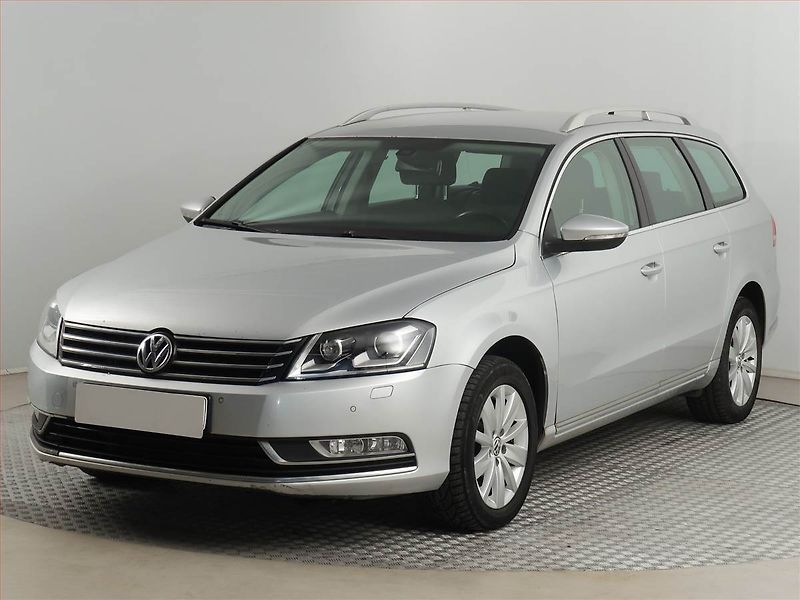 Volkswagen Passat (2011) 2.0 TDI, Automat, nová STK - fotka 2 z 20